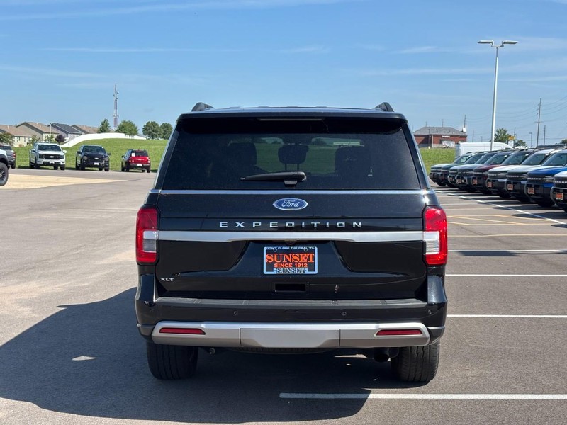 Ford Expedition Vehicle Full-screen Gallery Image 04