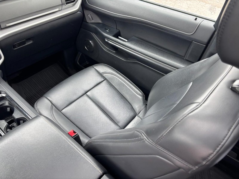 Ford Expedition Vehicle Full-screen Gallery Image 15