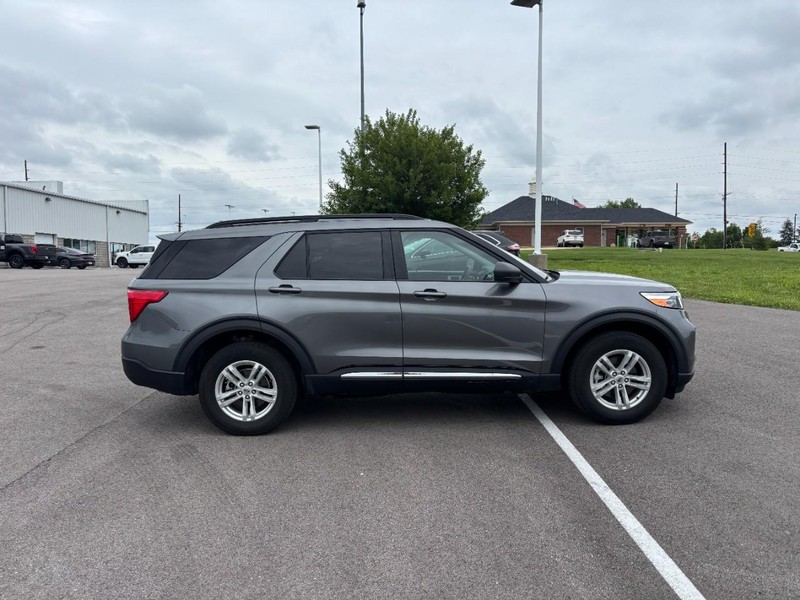 Ford Explorer Vehicle Full-screen Gallery Image 04