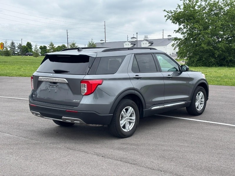 Ford Explorer Vehicle Full-screen Gallery Image 05
