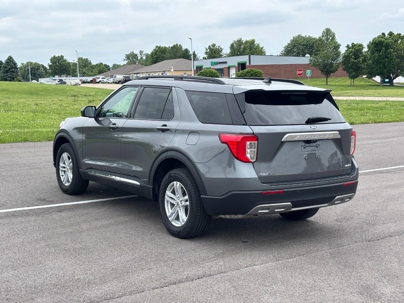 Ford Explorer Vehicle Full-screen Gallery Image 07