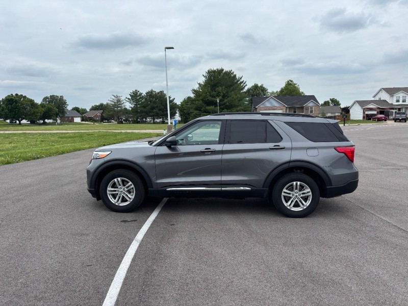 Ford Explorer Vehicle Full-screen Gallery Image 08