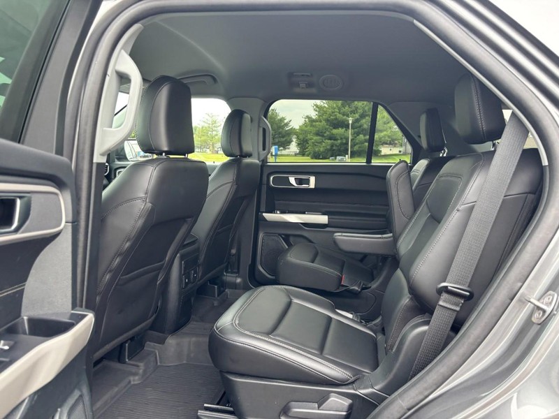 Ford Explorer Vehicle Full-screen Gallery Image 13
