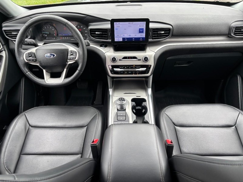 Ford Explorer Vehicle Full-screen Gallery Image 14