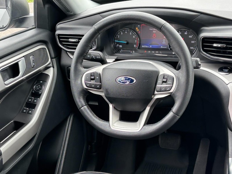 Ford Explorer Vehicle Full-screen Gallery Image 15