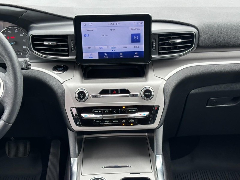 Ford Explorer Vehicle Full-screen Gallery Image 16