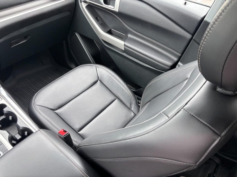 Ford Explorer Vehicle Full-screen Gallery Image 17