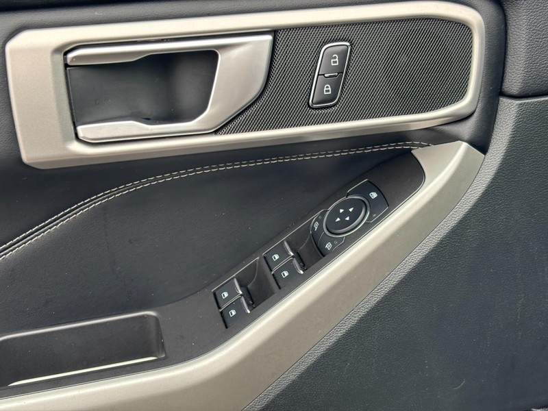Ford Explorer Vehicle Full-screen Gallery Image 19