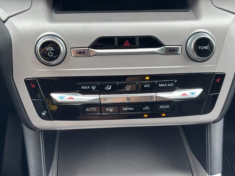 Ford Explorer Vehicle Full-screen Gallery Image 26