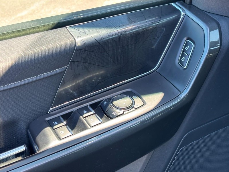 Ford F-150 Vehicle Full-screen Gallery Image 16