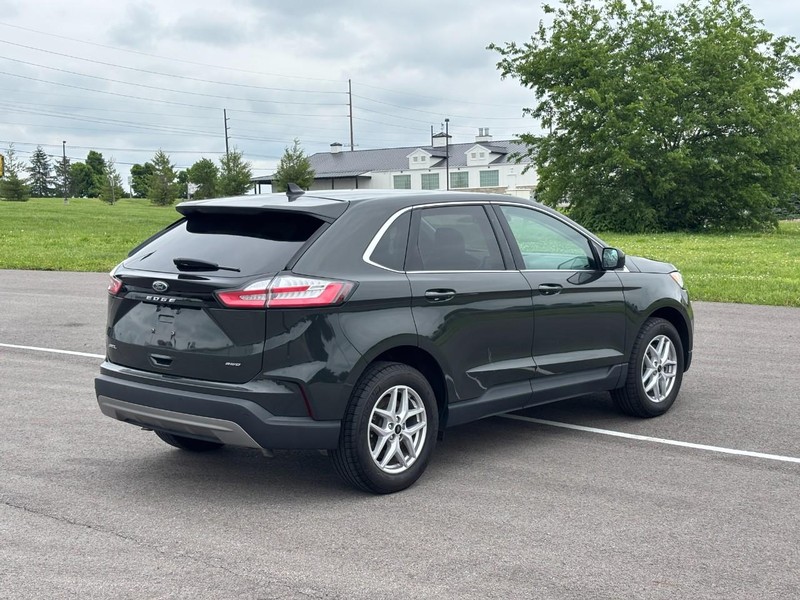 Ford Edge Vehicle Full-screen Gallery Image 03