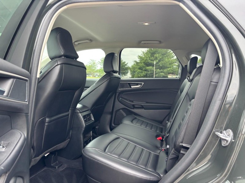 Ford Edge Vehicle Full-screen Gallery Image 10