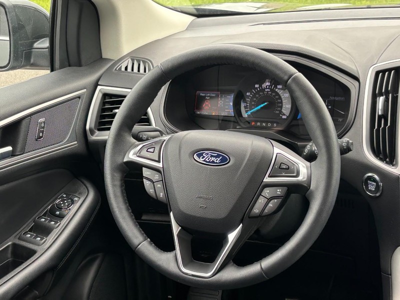 Ford Edge Vehicle Full-screen Gallery Image 12