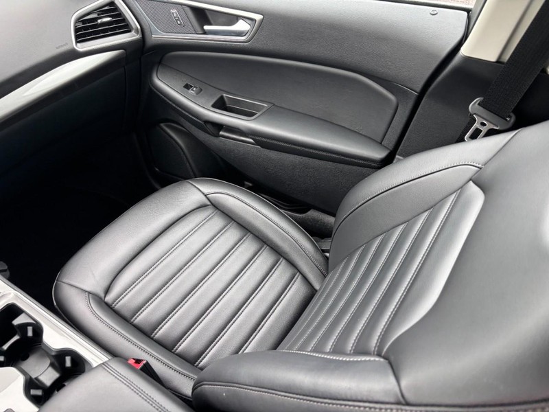 Ford Edge Vehicle Full-screen Gallery Image 14