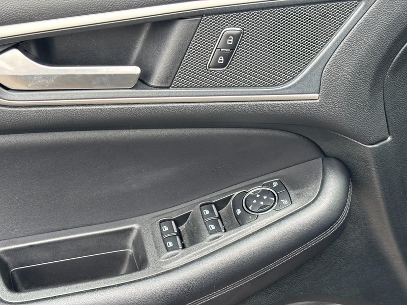 Ford Edge Vehicle Full-screen Gallery Image 16