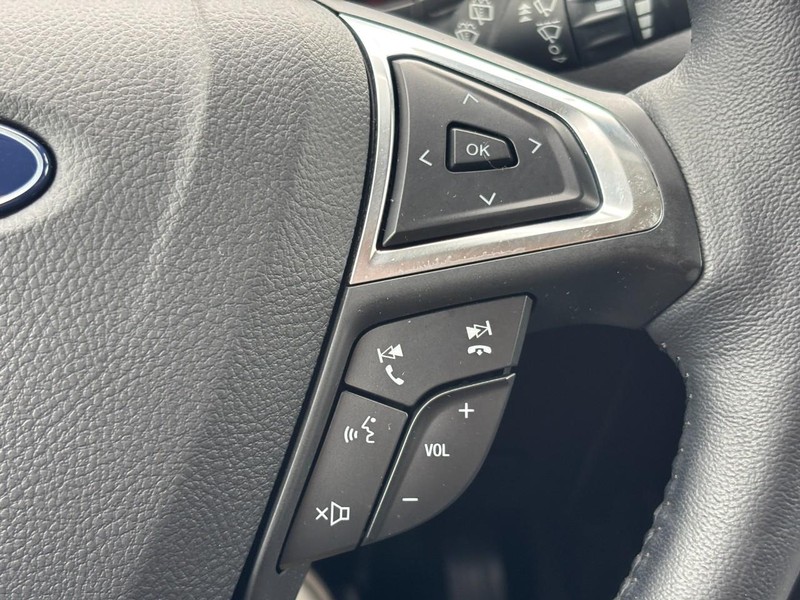 Ford Edge Vehicle Full-screen Gallery Image 19
