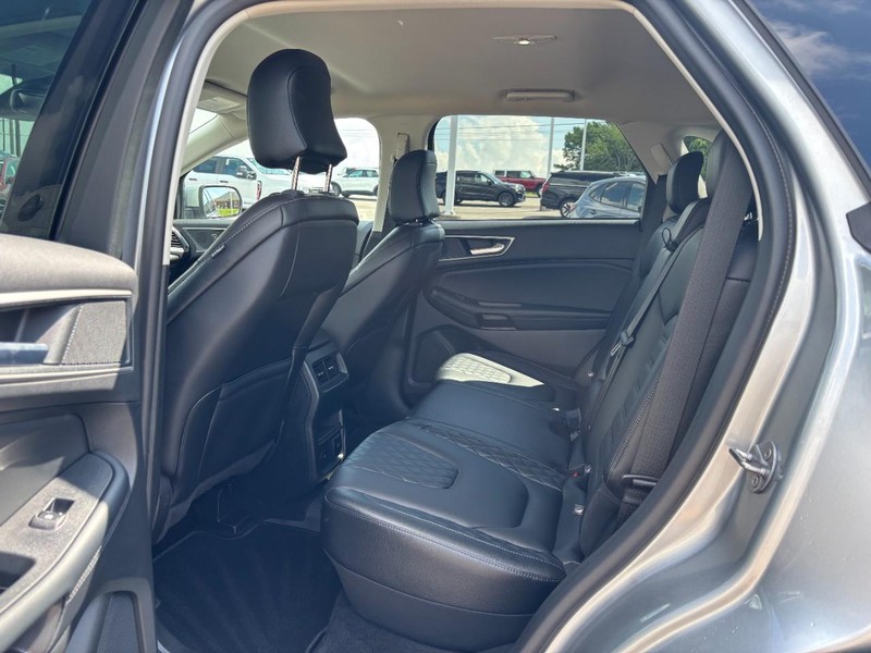 Ford Edge Vehicle Full-screen Gallery Image 10