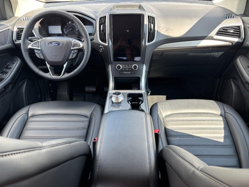 Ford Edge Vehicle Full-screen Gallery Image 11