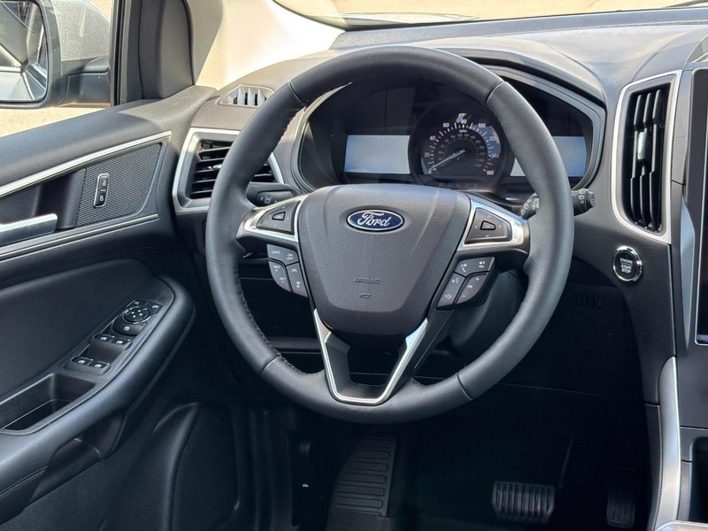 Ford Edge Vehicle Full-screen Gallery Image 12