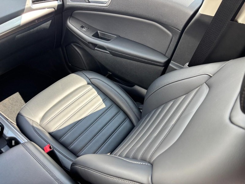 Ford Edge Vehicle Full-screen Gallery Image 14