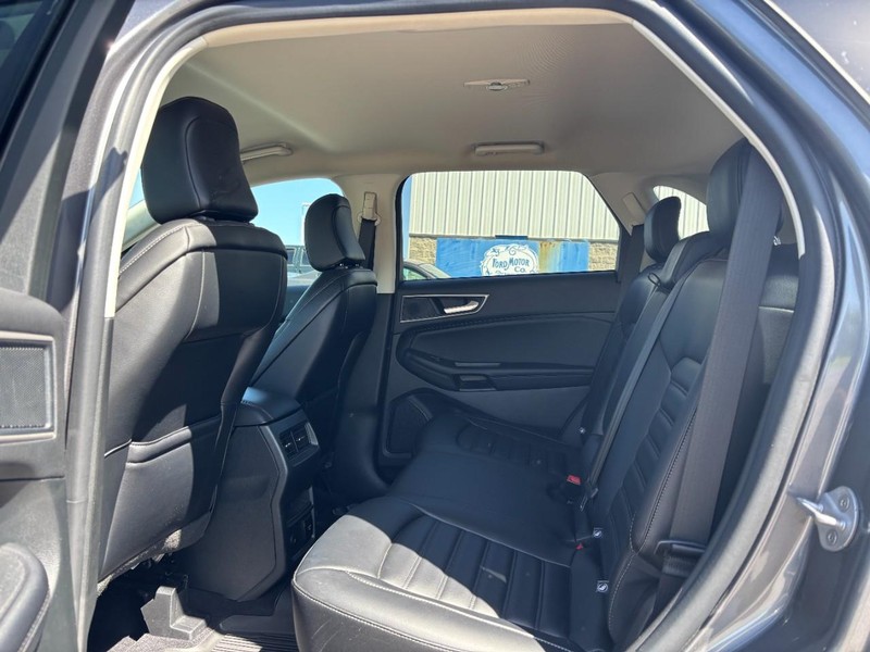 Ford Edge Vehicle Full-screen Gallery Image 10