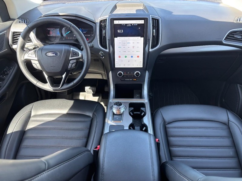 Ford Edge Vehicle Full-screen Gallery Image 11