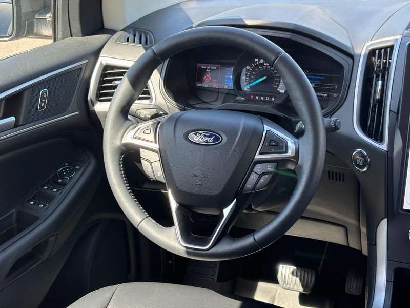 Ford Edge Vehicle Full-screen Gallery Image 12