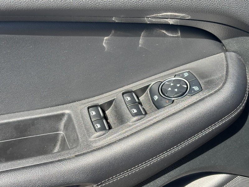 Ford Edge Vehicle Full-screen Gallery Image 16