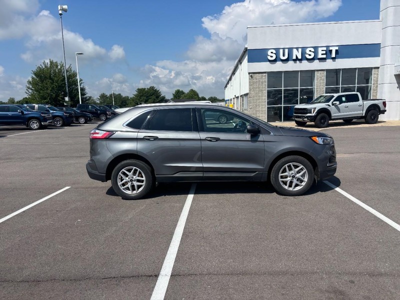 Ford Edge Vehicle Full-screen Gallery Image 02