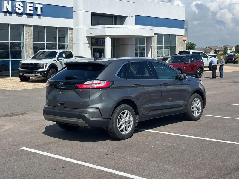Ford Edge Vehicle Full-screen Gallery Image 03