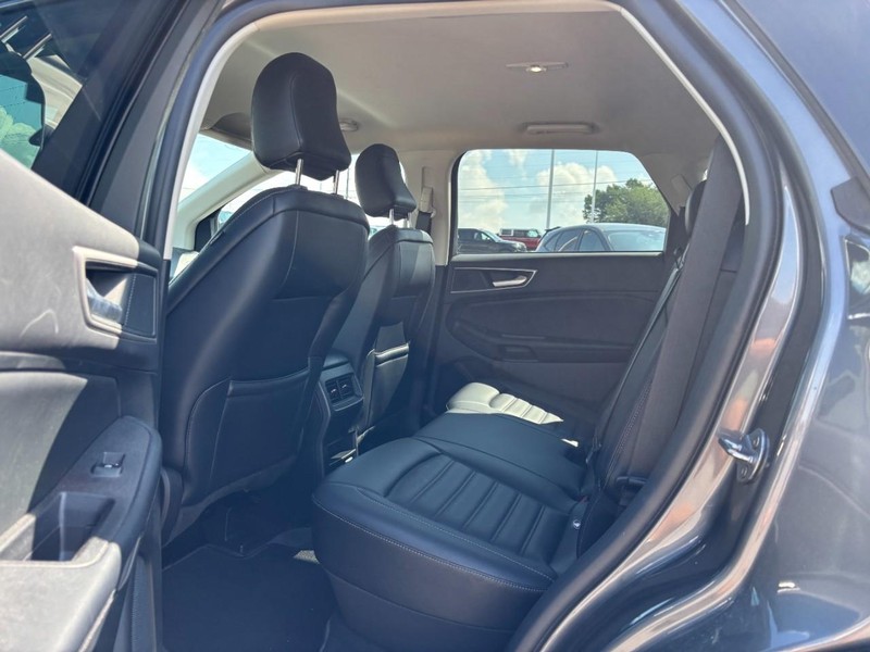 Ford Edge Vehicle Full-screen Gallery Image 10