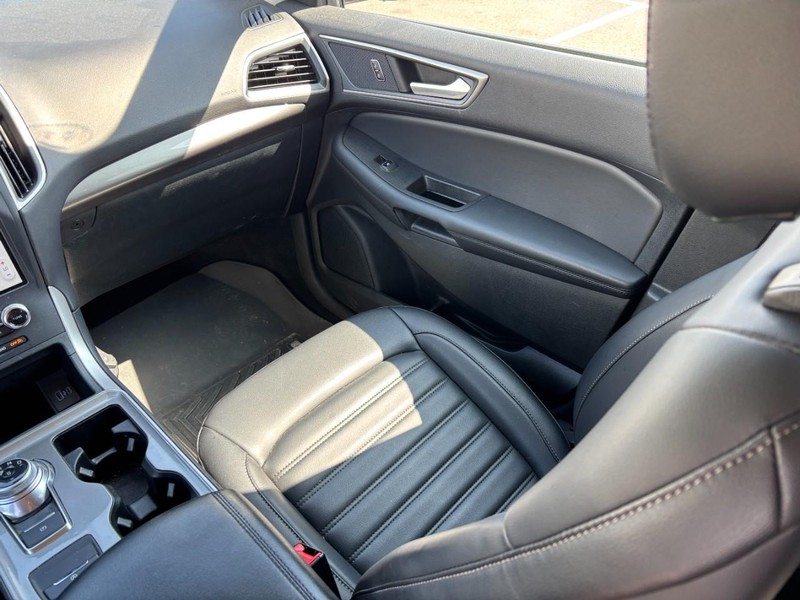 Ford Edge Vehicle Full-screen Gallery Image 14