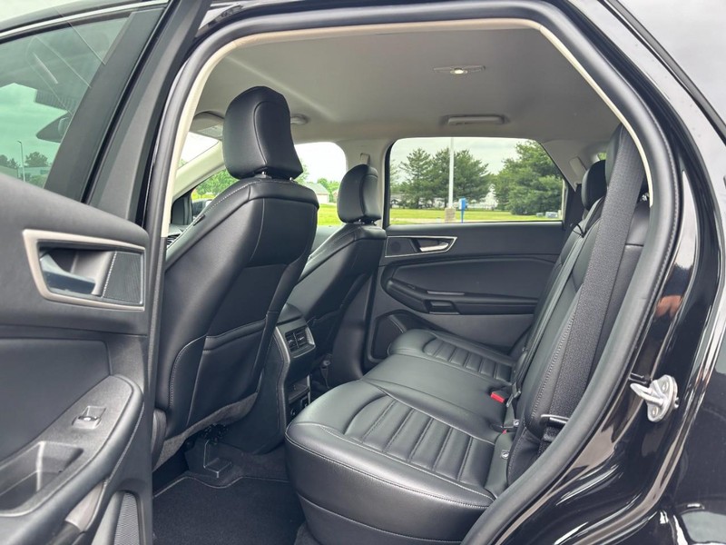 Ford Edge Vehicle Full-screen Gallery Image 10