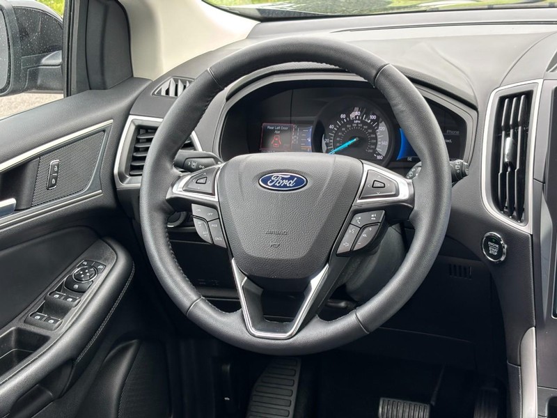 Ford Edge Vehicle Full-screen Gallery Image 12