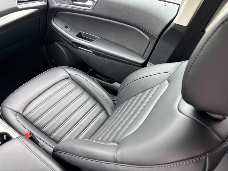 Ford Edge Vehicle Full-screen Gallery Image 14