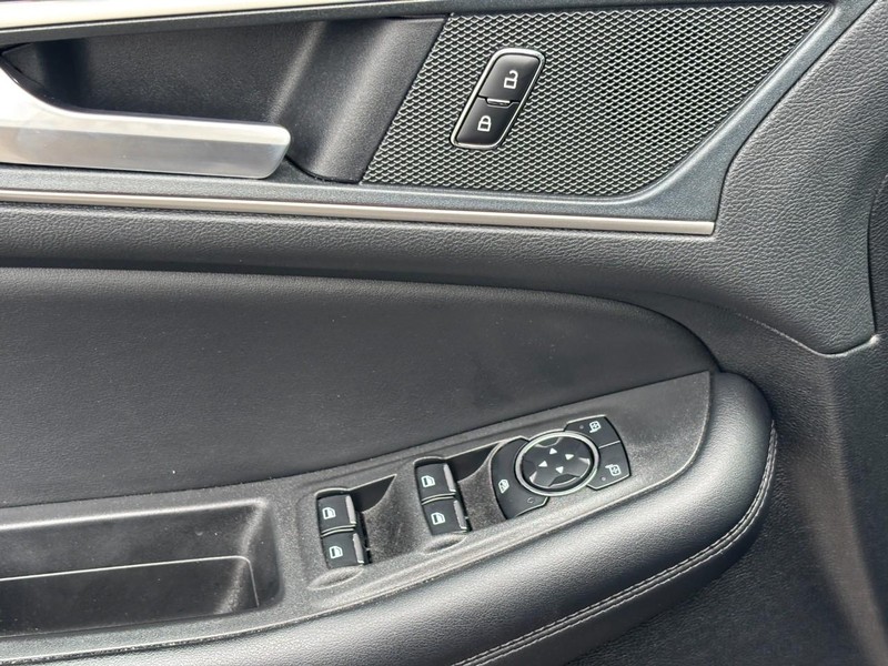 Ford Edge Vehicle Full-screen Gallery Image 16