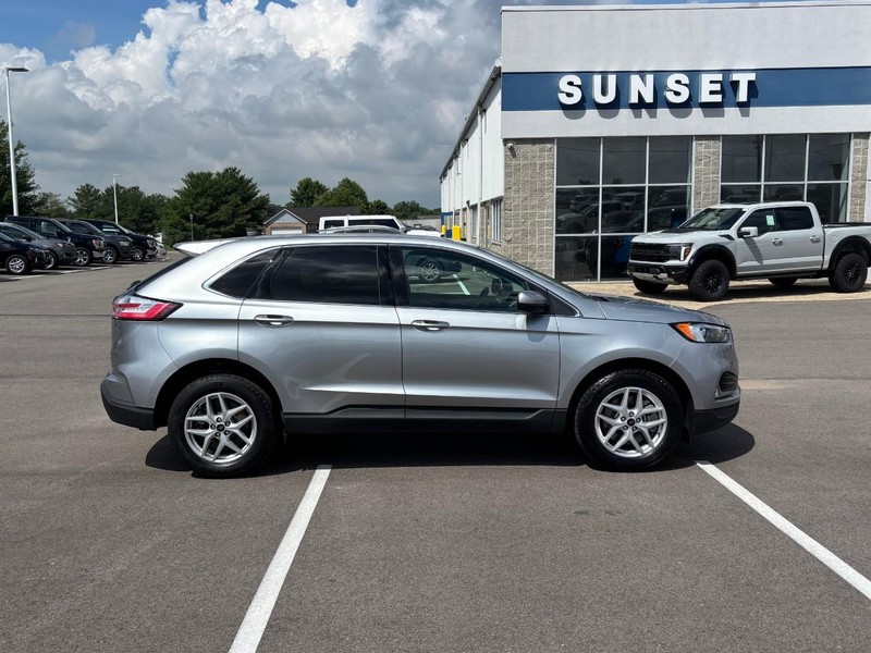 Ford Edge Vehicle Full-screen Gallery Image 02