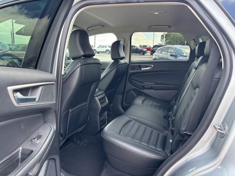Ford Edge Vehicle Full-screen Gallery Image 10