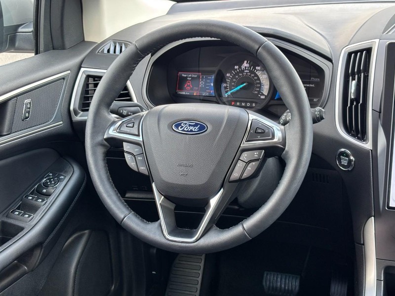 Ford Edge Vehicle Full-screen Gallery Image 12