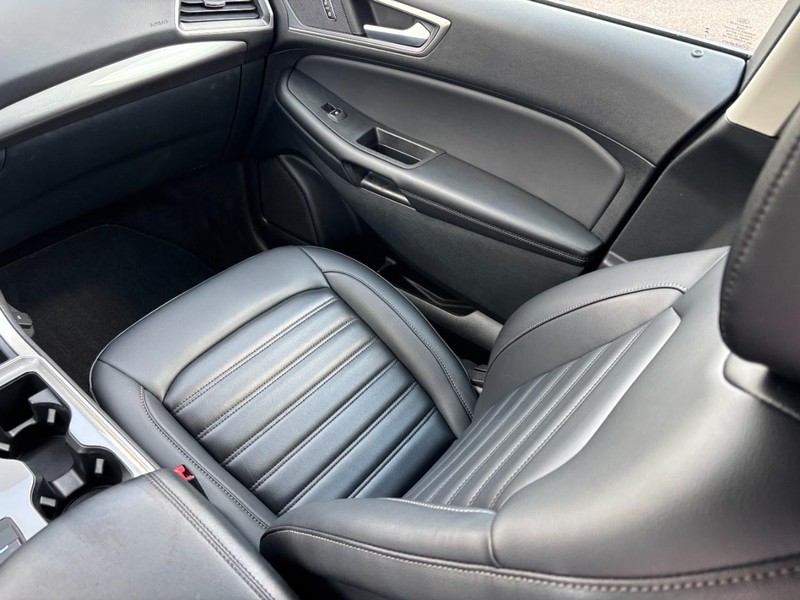 Ford Edge Vehicle Full-screen Gallery Image 14
