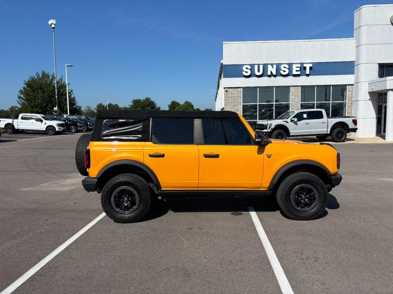 Ford Bronco Vehicle Full-screen Gallery Image 02