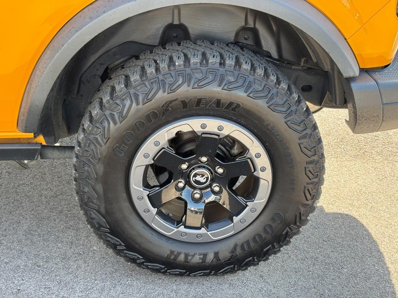 Ford Bronco Vehicle Full-screen Gallery Image 09