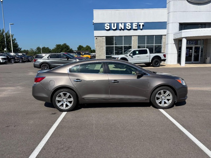 Buick LaCrosse Vehicle Full-screen Gallery Image 02