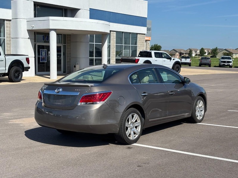 Buick LaCrosse Vehicle Full-screen Gallery Image 03