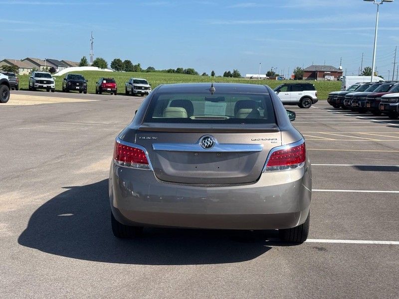 Buick LaCrosse Vehicle Full-screen Gallery Image 04