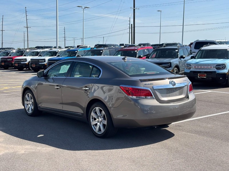 Buick LaCrosse Vehicle Full-screen Gallery Image 05