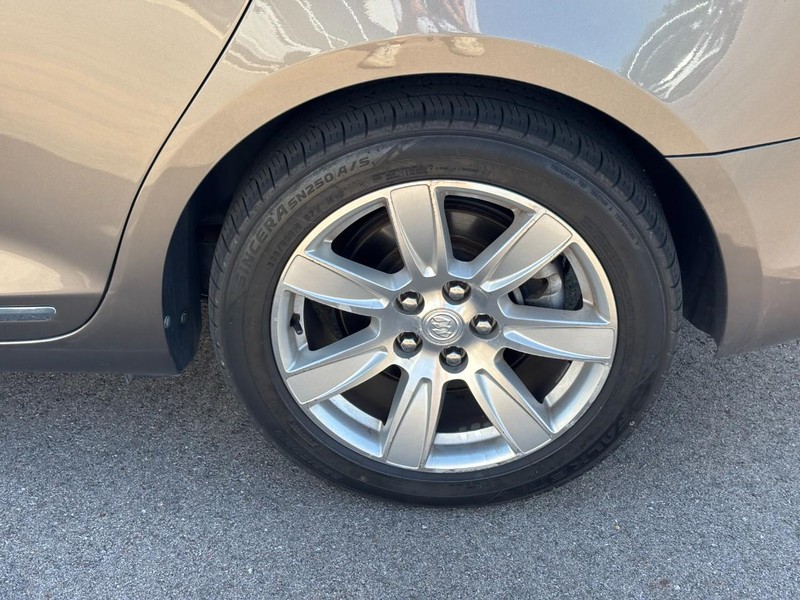 Buick LaCrosse Vehicle Full-screen Gallery Image 09