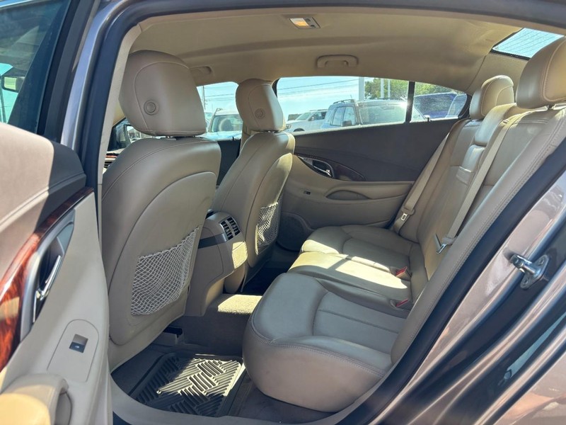 Buick LaCrosse Vehicle Full-screen Gallery Image 10