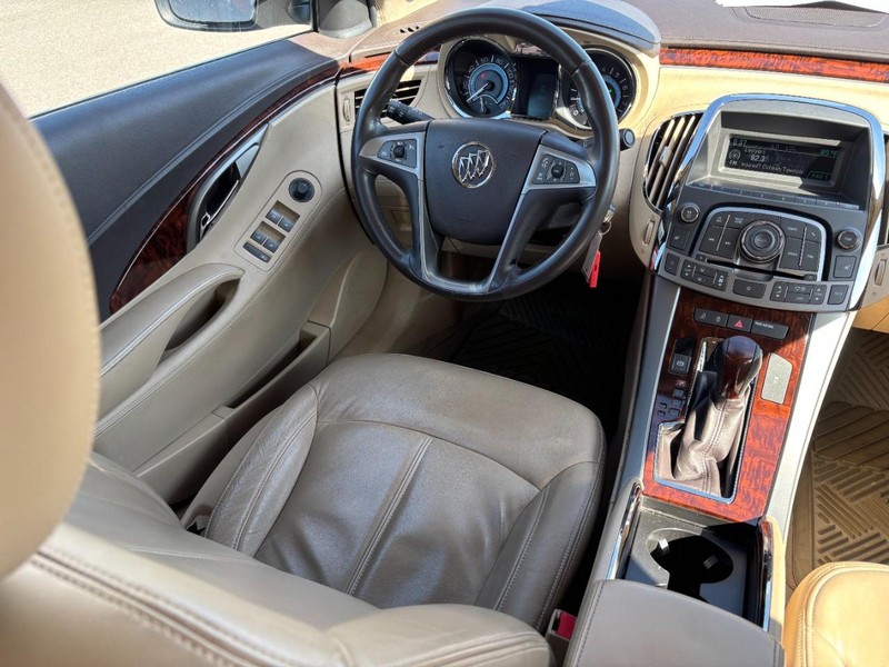 Buick LaCrosse Vehicle Full-screen Gallery Image 11