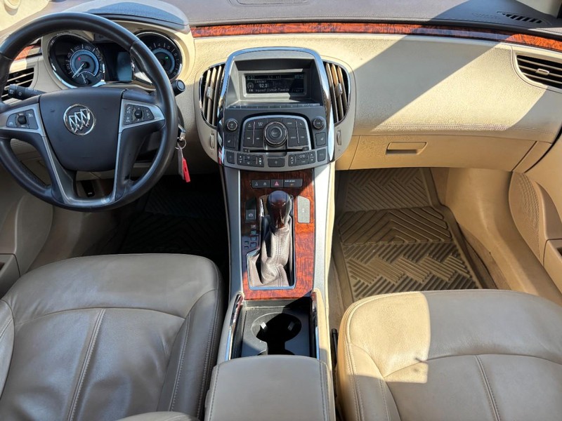 Buick LaCrosse Vehicle Full-screen Gallery Image 12
